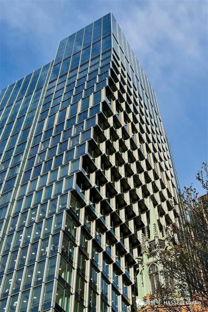 【 #designverse #VerseFocus #architecture #design 】#HASSELL — Sixty Martin Place, combining an integrated, connected ground plane with details that complement the character and materials of Martin Place.
For details, https://t.co/BtN6Gp9Wqn
#architecturedesign #workspace #Sydney https://t.co/F7AJ5KqVZz